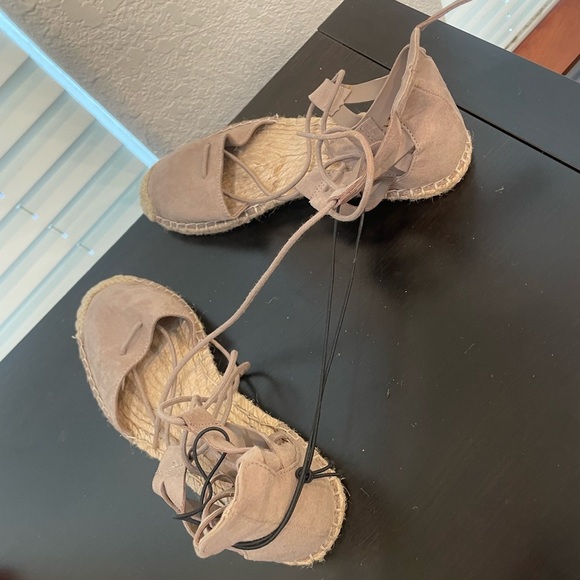 Forever 21 Mocassins Strappy Flat Sandals Shoes 6 Ankle Straps brown boho preppy - Picture 9 of 10